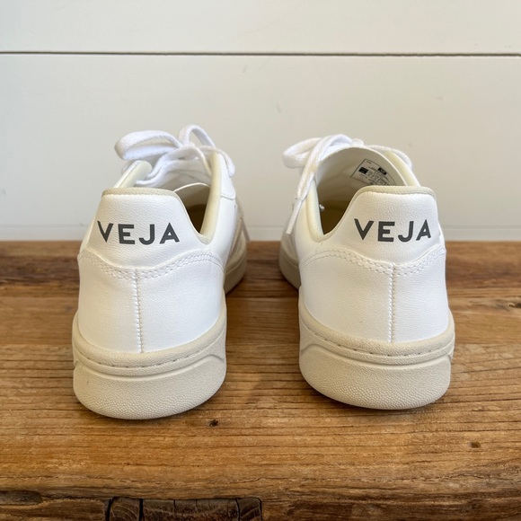 Woman’s Veja V-12 - Picture 3 of 4
